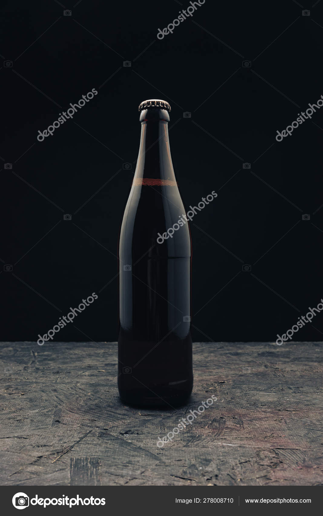 黒い木製のテーブルの上にビールのガラス茶色のボトルと黒い背景ベハイド ストック写真 C Bushko