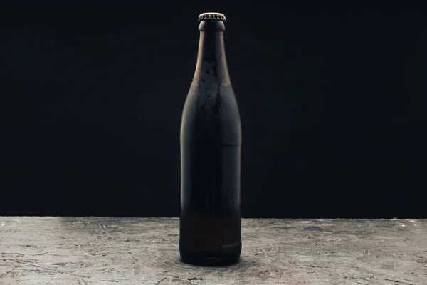 Glazen Bruine Fles Bier Een Donkere Houten Tafel Zwarte Achtergrond — Stockfoto
