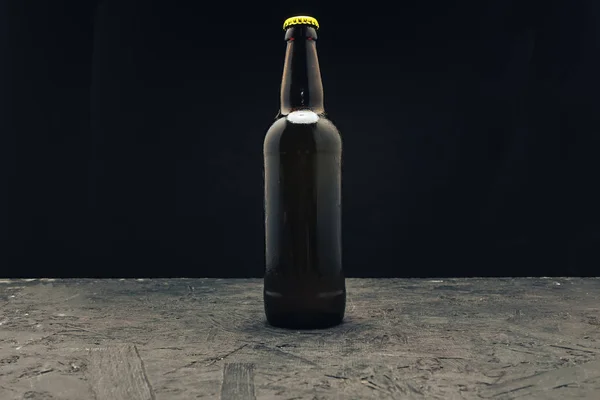 黒い木製のテーブルの上にビールのガラス茶色のボトルと黒い背景ベハイド ストック写真 C Bushko