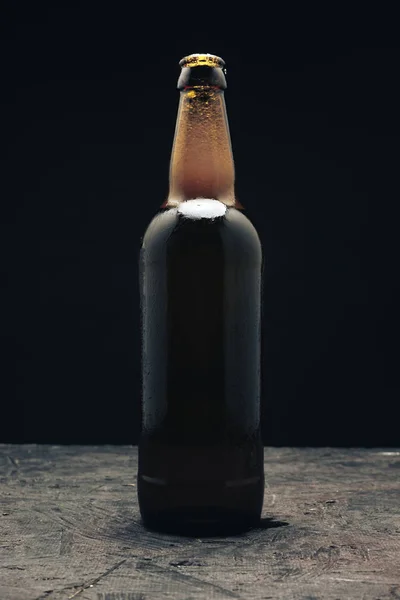 Vidro Marrom Garrafa Cerveja Uma Mesa Madeira Escura Fundo Preto — Fotografia de Stock