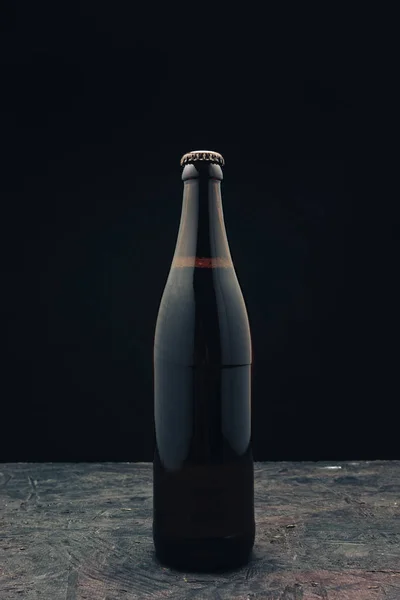 黒い木製のテーブルの上にビールのガラス茶色のボトルと黒い背景ベハイド ストック写真 C Bushko