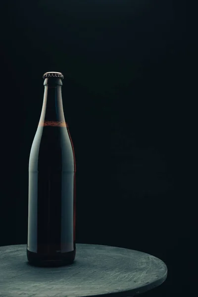 黒い木製のテーブルの上にビールのガラス茶色のボトルと黒い背景ベハイド ストック写真 C Bushko