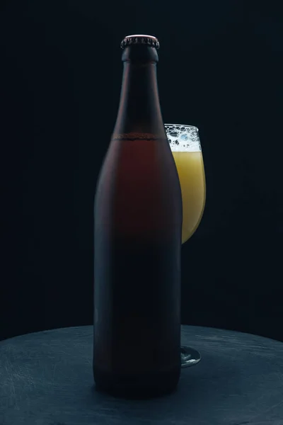 Glas Beer Bruine Fles Een Donkere Ronde Houten Tafel Zwarte — Stockfoto