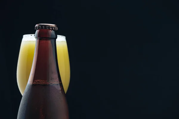 Close Glas Beeren Bruine Fles Een Donkere Achtergrond Behaid — Stockfoto