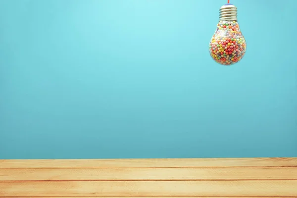 Bombilla Creativa Llena Bola Multicolor Sobre Fondo Azul Detrás Suelo —  Fotos de Stock