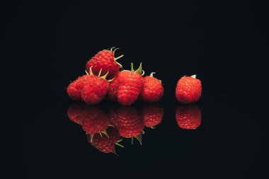 Siyah cam masa koyu arka plan üzerinde Güzel taze ahududu.