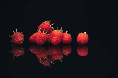 Siyah cam masa koyu arka plan üzerinde Güzel taze ahududu.