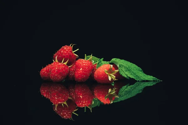 Schöne Frische Himbeere Auf Einem Schwarzen Glastisch Dunklen Hintergrund — Stockfoto