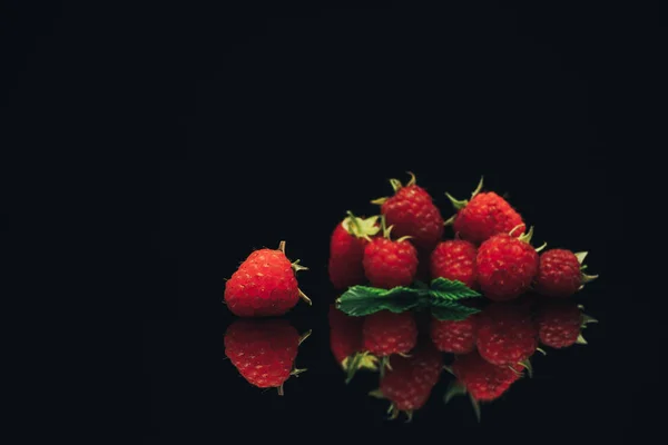 Schöne Frische Himbeere Auf Einem Schwarzen Glastisch Dunklen Hintergrund — Stockfoto