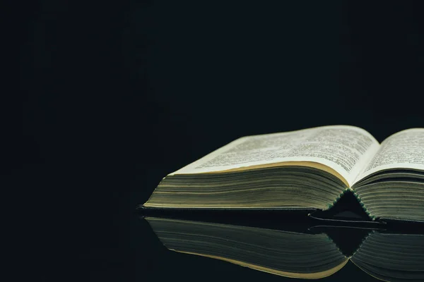 Открыть Библию Черном Стеклянном Столе — стоковое фото