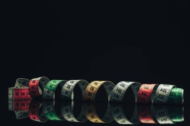 Siyah cam masa üzerinde ölçüm bandı güzel koyu arka plan - sağlıksız diyet kavramı.