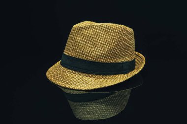 Siyah cam masa arka planda hasır şapka.