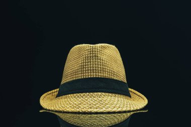 Siyah cam masa arka planda hasır şapka.