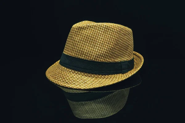 Ψάθινο Καπέλο Μαύρο Γυάλινο Φόντο Τραπεζιού — Φωτογραφία Αρχείου