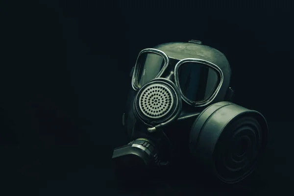 Máscara Gas Sobre Una Mesa Negra Fondo Oscuro —  Fotos de Stock