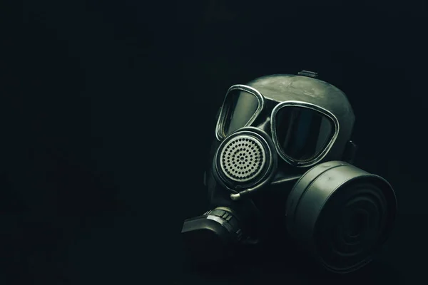 Máscara Gás Uma Mesa Preta Fundo Escuro — Fotografia de Stock
