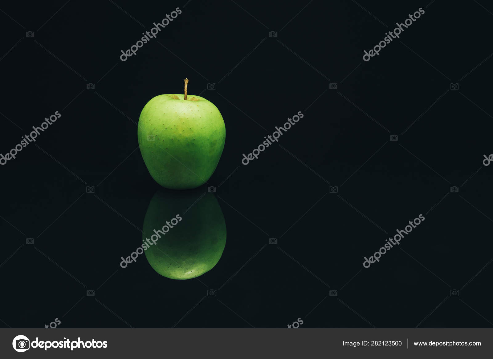 黑色玻璃表背景上的绿色苹果 图库照片 C Bushko