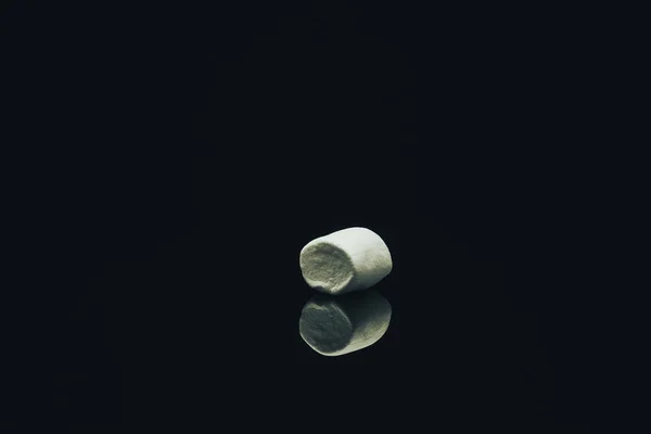 Белый Зефир Фоне Черного Стекла — стоковое фото