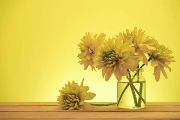 Mooie Gele Bloemen Een Oude Rode Houten Tafel Gele Achtergrond — Stockfoto