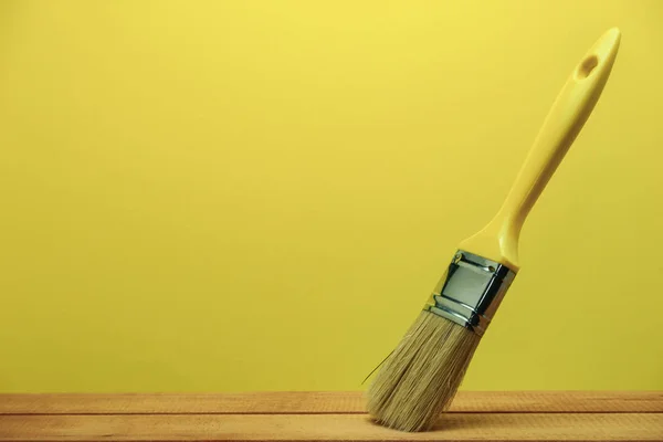 Nuevo Pincel Pintura Sobre Una Mesa Madera Roja Hermoso Fondo —  Fotos de Stock