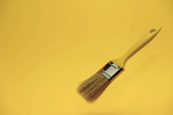 Nuevo Pincel Pintura Sobre Fondo Amarillo —  Fotos de Stock