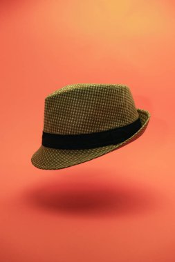 Şeftali arka planda güzel hasır şapka.