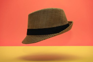 Şeftali ve sarı arka plan üzerinde güzel hasır şapka.