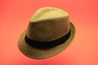 Şeftali arka planda güzel hasır şapka.