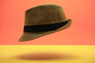 Şeftali ve sarı arka plan üzerinde güzel hasır şapka.