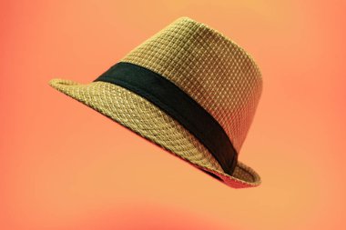 Şeftali arka planda güzel hasır şapka.