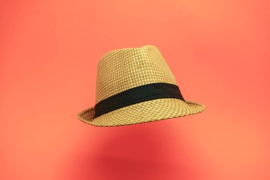 Şeftali arka planda güzel hasır şapka.