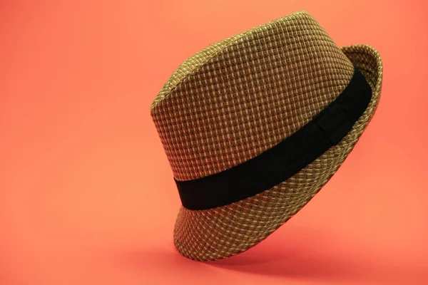 Şeftali arka planda güzel hasır şapka.