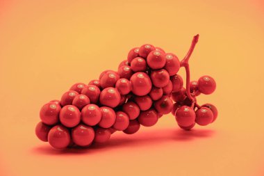 Güzel sarı bir arka plan üzerinde Kırmızı Üzüm. Yaratıcı konsept.