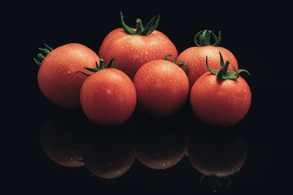 Frische Sechs Tomaten Auf Schwarzem Glastisch Und Dunklem Hintergrund — Stockfoto