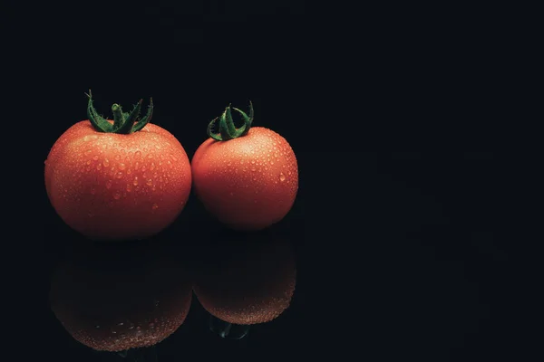 Frische Zwei Tomaten Auf Schwarzem Glastisch Und Dunklem Hintergrund — Stockfoto