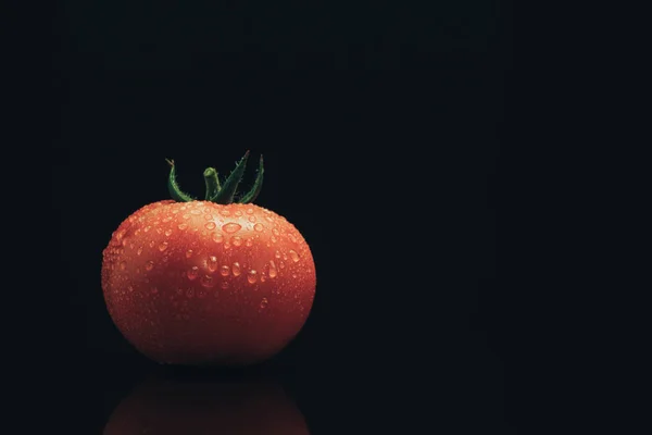 Frische Tomate Auf Schwarzem Glastisch Und Dunklem Hintergrund — Stockfoto