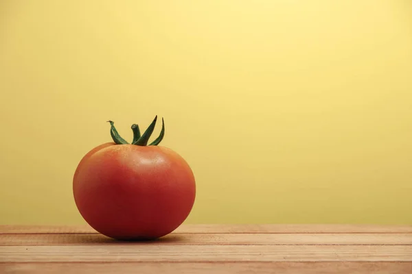 Frische Tomate Auf Rotem Holztisch Schöner Gelber Hintergrund — Stockfoto