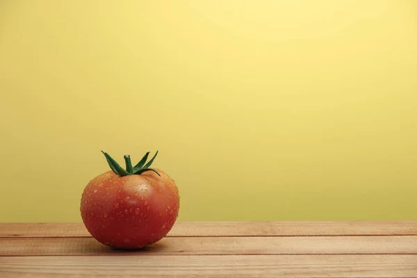 Frische Tomate Auf Rotem Holztisch Schöner Gelber Hintergrund — Stockfoto