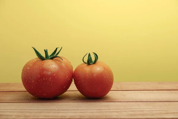 Frische Tomaten Auf Rotem Holztisch Schöner Gelber Hintergrund — Stockfoto