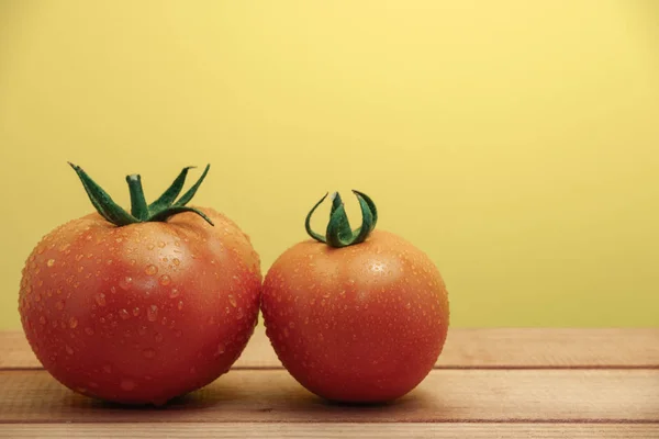 Aus Nächster Nähe Frische Tomaten Auf Einem Roten Holztisch Schöner — Stockfoto