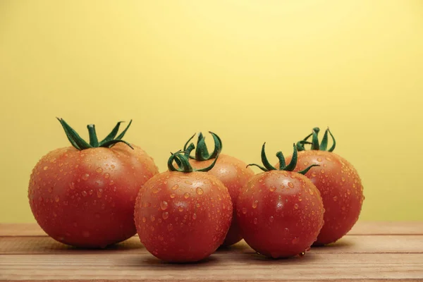 Frische Tomaten Auf Rotem Holztisch Schöner Gelber Hintergrund — Stockfoto
