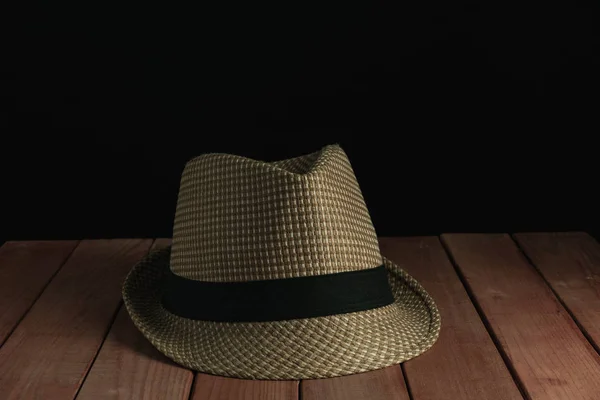 Beau Chapeau Paille Sur Une Table Bois Rouge Fond Noir — Photo