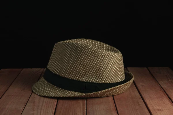 Beau Chapeau Paille Sur Une Table Bois Rouge Fond Noir — Photo