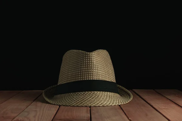 Beau Chapeau Paille Sur Une Table Bois Rouge Fond Noir — Photo