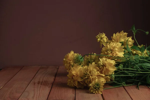 Gele Bloemen Vaas Een Rode Houten Tafel Mooie Donker Rode — Stockfoto