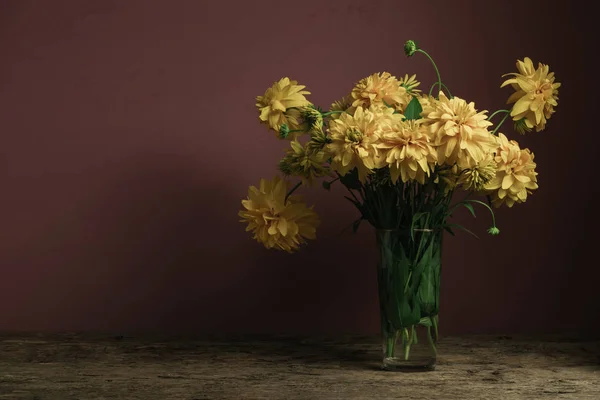 Gele Bloemen Vaas Een Oude Eikenhouten Tafel Mooie Donker Rode — Stockfoto