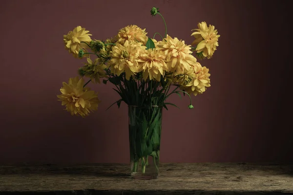 Gele Bloemen Vaas Een Oude Eikenhouten Tafel Mooie Donker Rode — Stockfoto