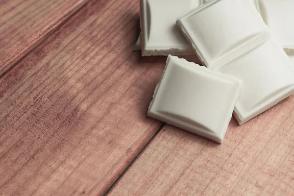 Cierre Chocolate Blanco Sobre Fondo Mesa Madera Roja Vista Macro — Foto de Stock