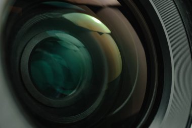 Güzel kamera objektifi arka plan yakın. Makro görünümü.