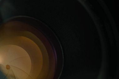 Sarı cam yansıma ile kamera diyafram lens yakın. Makro görünümü.
